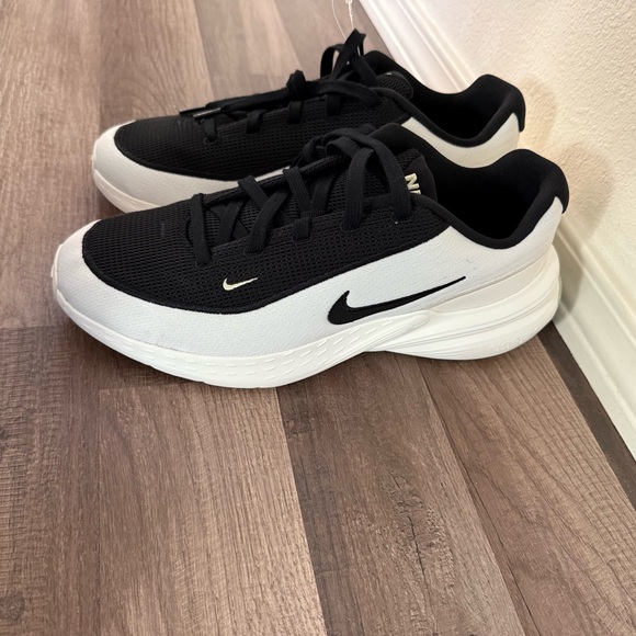 Nike Men's Black and White Athletic Shoes - Picture 11 of 16